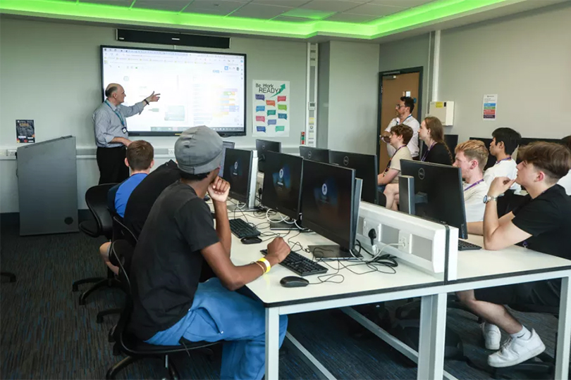 College vs Sixth Form: Which Should You Pick After GCSEs?